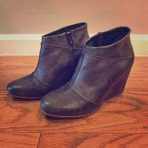 Ugg Sherpa Lined Black Heeled Bootie Size 8.5